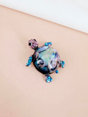 Broche tortue perles nacrées violet