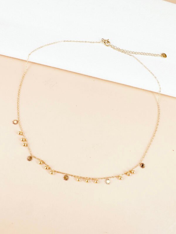 Collier chaîne fine perles et soleil en acier inoxydable