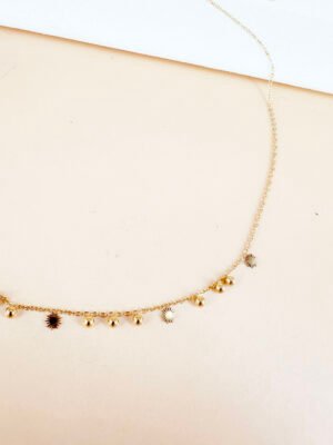 Collier chaîne fine perles et soleil en acier inoxydable