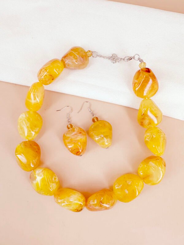 Collier grosses perles en résine – Image 6