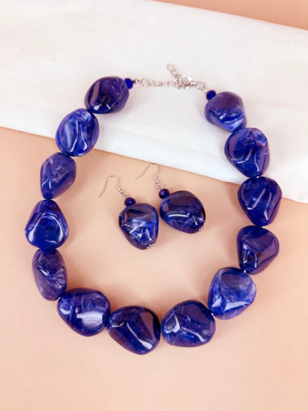 Collier grosses perles en résine – Image 5