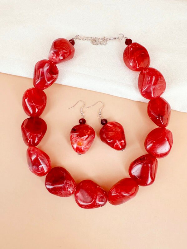 Collier grosses perles en résine – Image 4
