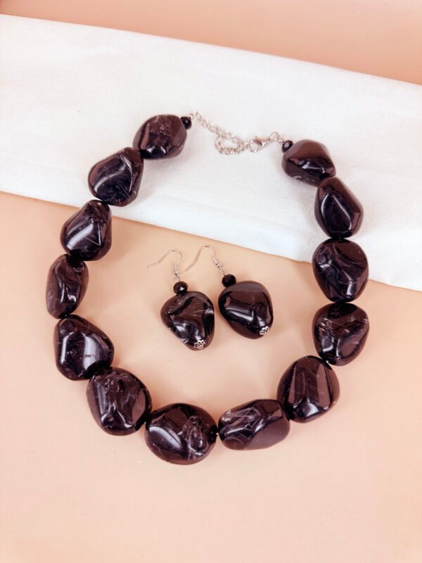 Collier grosses perles en résine – Image 3