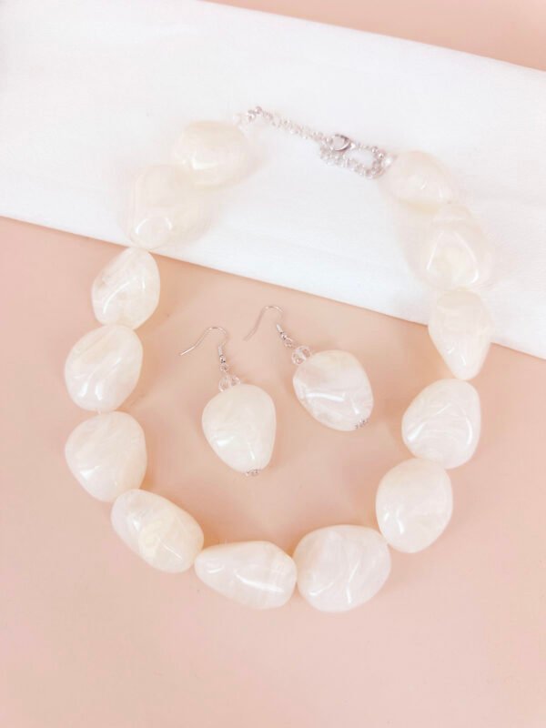 Collier grosses perles en résine – Image 2