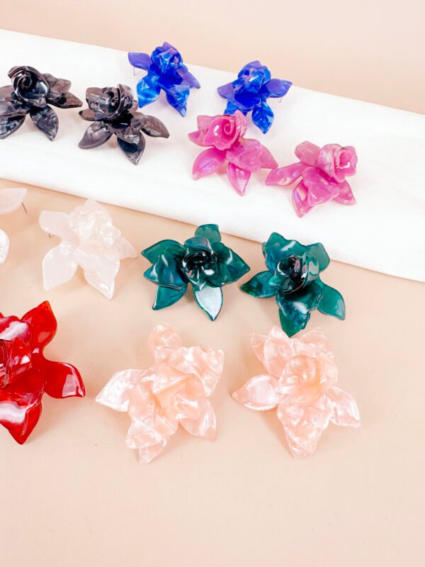 Boucles d'oreilles fleurs résine - Lot de 7 – Image 2