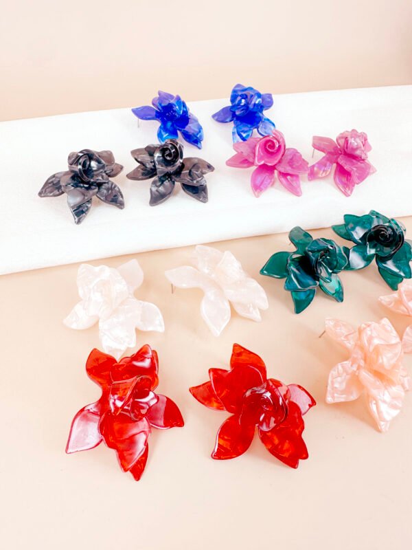 Boucles d'oreilles fleurs résine - Lot de 7 – Image 3