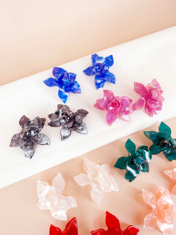 Boucles d'oreilles fleurs résine - Lot de 7 – Image 4