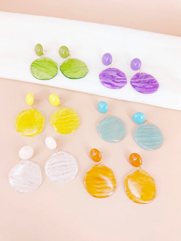 Boucles d'oreilles pendantes résines rondes - Lot de 8 – Image 3
