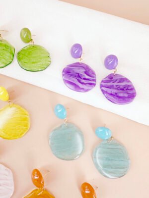 Boucles d’oreilles pendantes résines rondes – Lot de 8