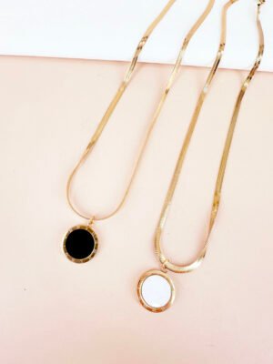 Collier pendentif rond reversible noir et blanc en acier inoxydable