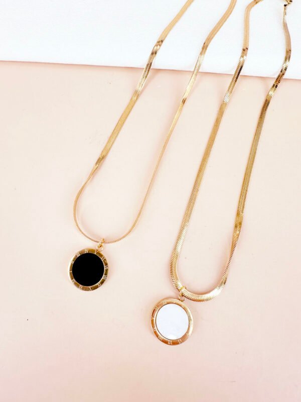 Collier pendentif rond reversible noir et blanc en acier inoxydable