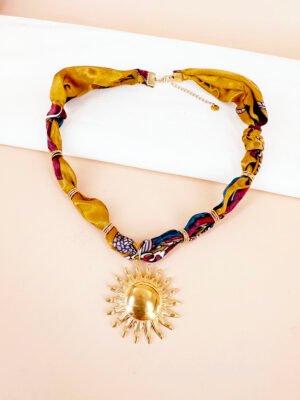 Collier bandana en tissu médaillon soleil en acier inoxydable