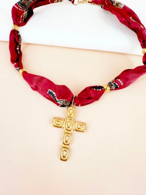 Collier bandana en tissu médaillon croix en acier inoxydable