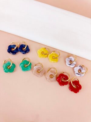 6 boucles d’oreilles créoles fleurs résine