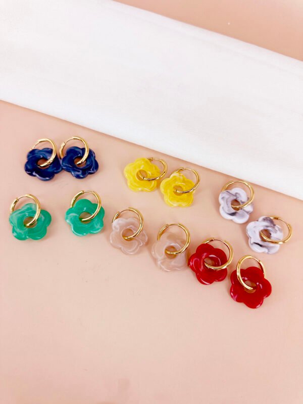6 boucles d'oreilles créoles fleurs résine