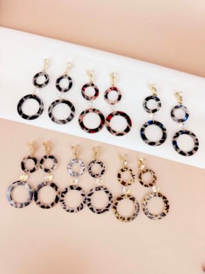 Boucles d’oreilles pendantes résine motif léopard