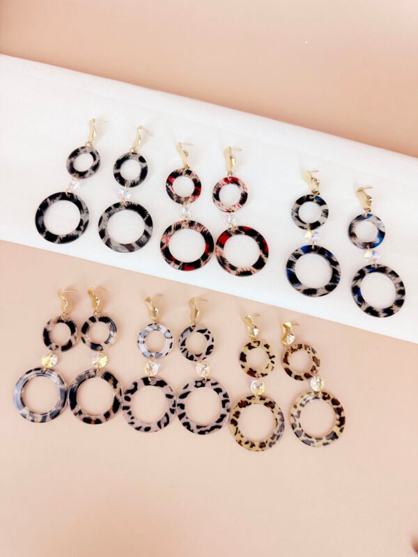 Boucles d'oreilles pendantes résine motif léopard – Image 2