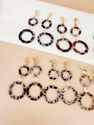 Boucles d’oreilles pendantes résine motif léopard