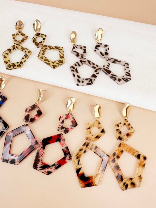 Boucles d'oreilles pendantes résine motif léopard – Image 3