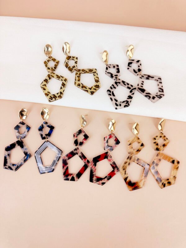 Boucles d'oreilles pendantes résine motif léopard – Image 4