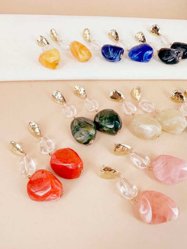 Boucles d'oreilles pendantes résine – Image 4