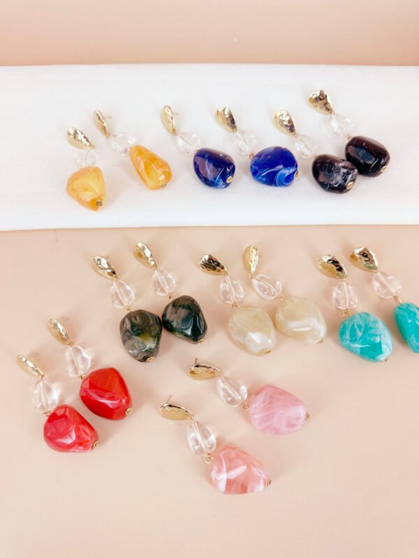 Boucles d'oreilles pendantes résine – Image 3
