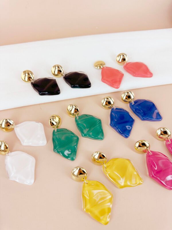 Boucles d'oreilles pendantes résine – Image 3