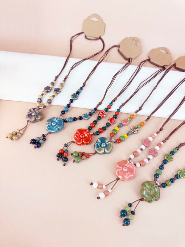Collier perles céramique motif fleur – Image 4