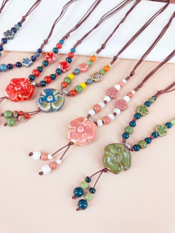Collier perles céramique motif fleur – Image 3