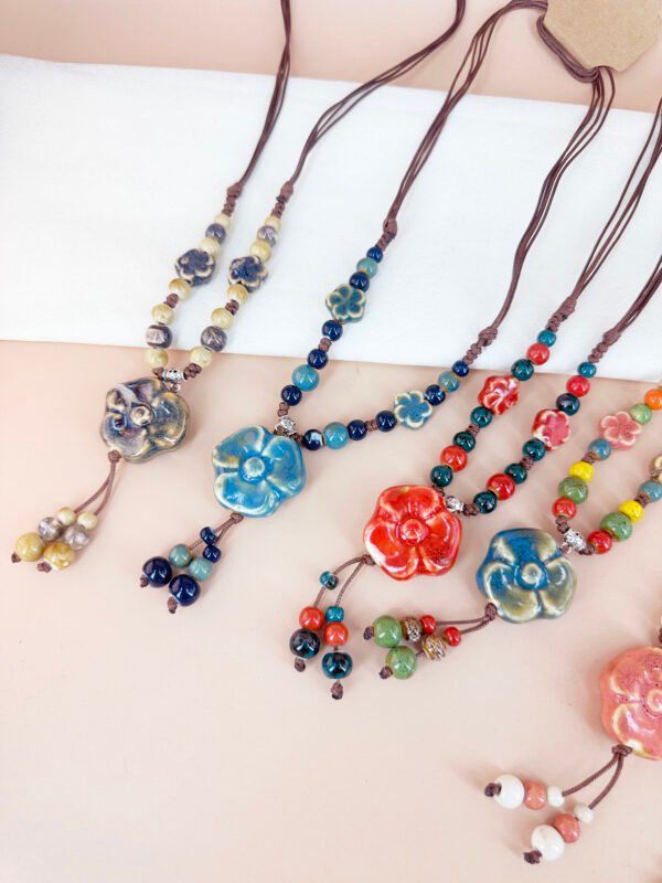Collier perles céramique motif fleur – Image 2