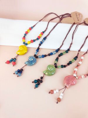 Collier perles céramique motif coquillage