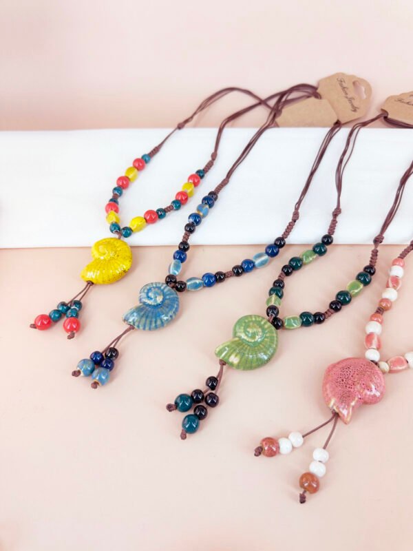 Collier perles céramique motif coquillage – Image 6