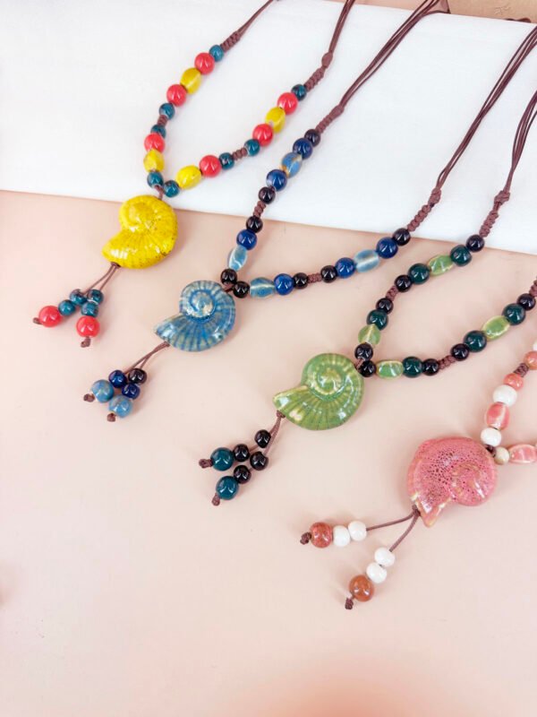 Collier perles céramique motif coquillage – Image 5