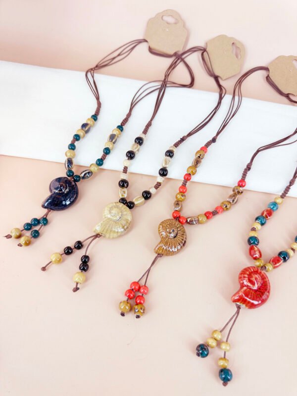 Collier perles céramique motif coquillage – Image 4
