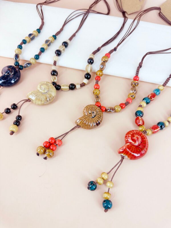 Collier perles céramique motif coquillage – Image 3