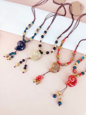 Collier perles céramique motif coquillage