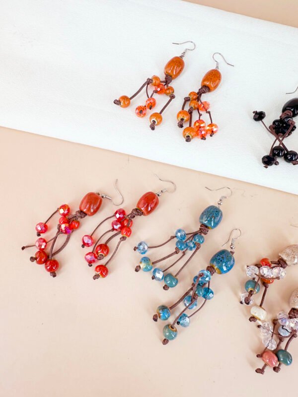 Boucles d'oreilles pendantes perles céramique – Image 3