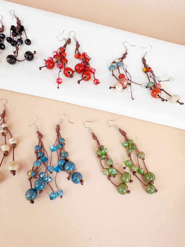 Boucles d'oreilles pendantes perles céramique – Image 4