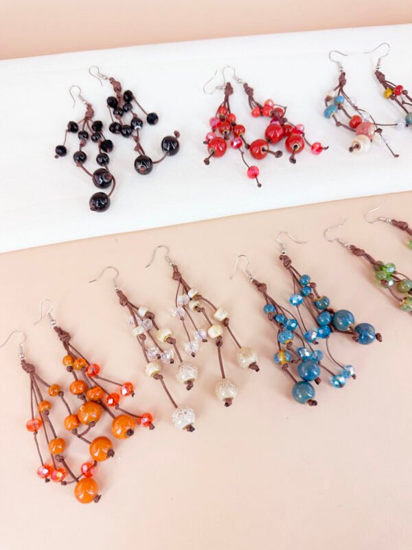 Boucles d'oreilles pendantes perles céramique – Image 3