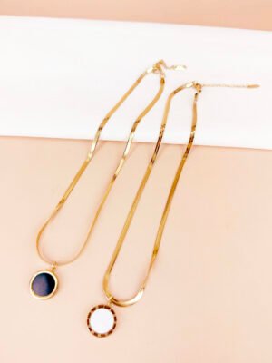Collier pendentif rond reversible noir et blanc en acier inoxydable