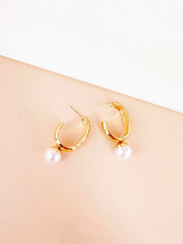 Boucles d'oreilles créoles avec perle en acier inoxydable – Image 2