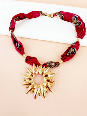 Collier bandana en tissu médaillon soleil en acier inoxydable