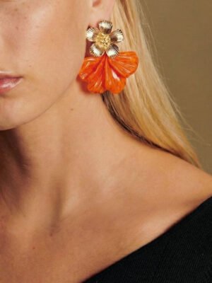 Boucles d&rsquo;oreilles fleurs pendantes et résine