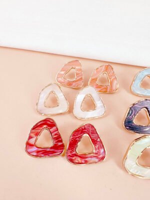 Boucles d&rsquo;oreilles triangle motif résine