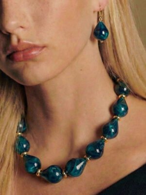 Collier perles en résine