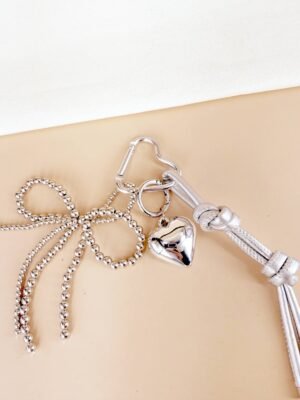 Bijou de Sac « Chrome Heart & Bow » – Grigri Argenté en Similicuir