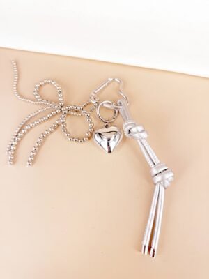 Bijou de Sac « Chrome Heart & Bow » – Grigri Argenté en Similicuir