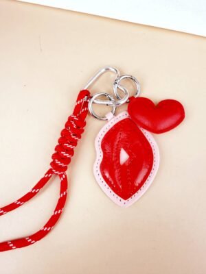Bijou de Sac « Love & Lips » – Grigri en Corde et Cuir PU