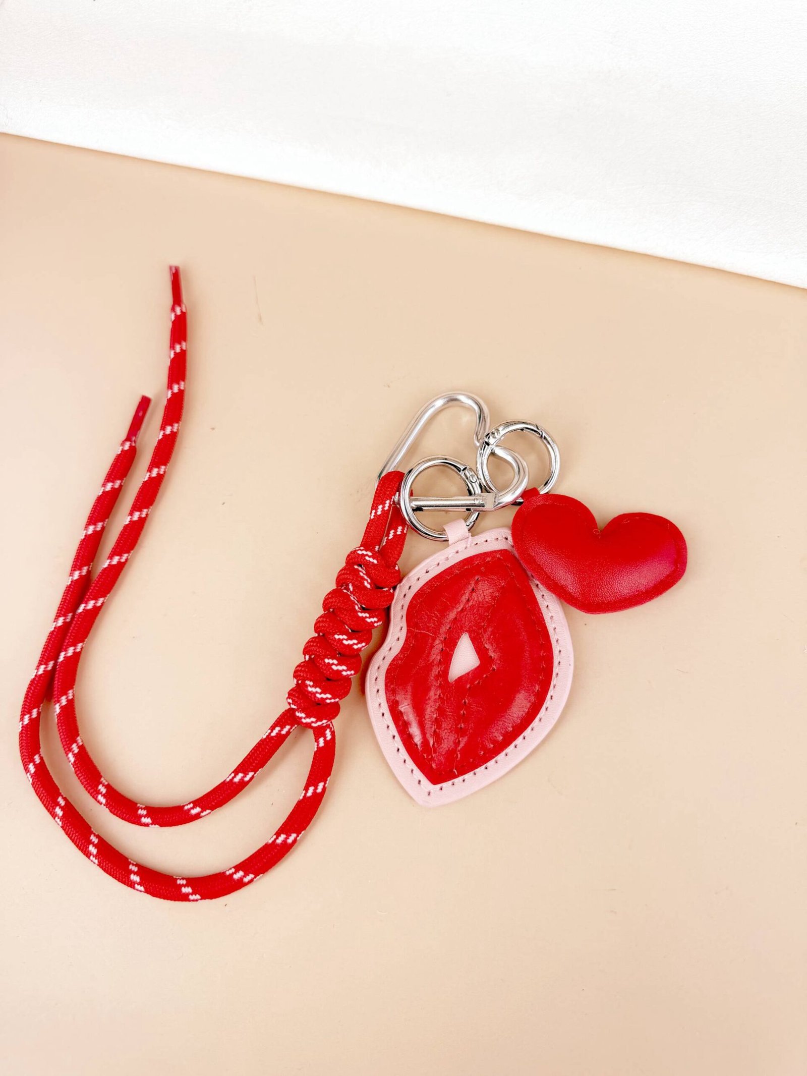 Bijou de Sac "Love & Lips" – Grigri en Corde et Cuir PU – Image 2