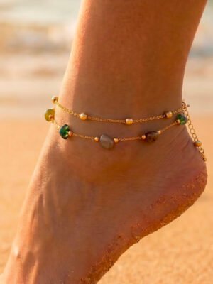 Bracelet cheville Coraya – double chaîne et pierres colorées
